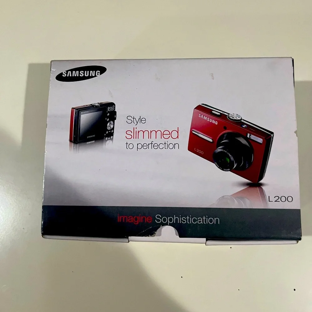 Samsung L200 Camera with case